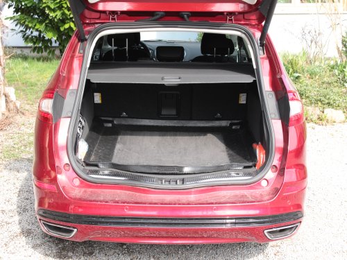 Standard: Der leere Kofferraum mit einer Gepäckraum-Matte. 