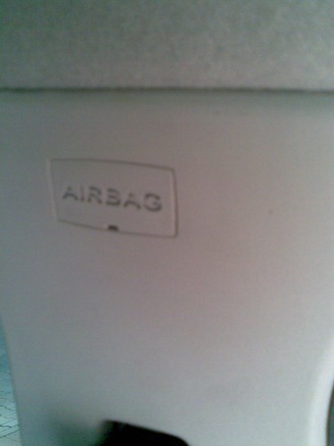 Weiße Airbag-Abdeckung aus Plastik an der B-Säule. 