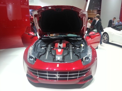 Der große V12 Motor in Ferrari FF. 