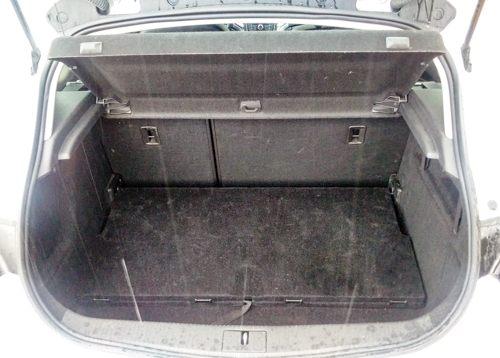 Der Kofferraum des Mietwagens. 