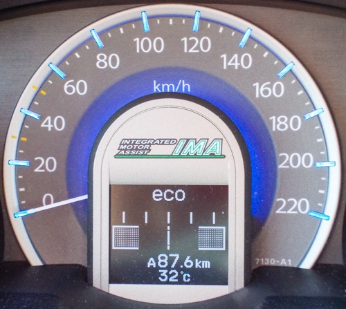 Bordcomputer zeigt eine Außentemperatur von über 30 Grad. 