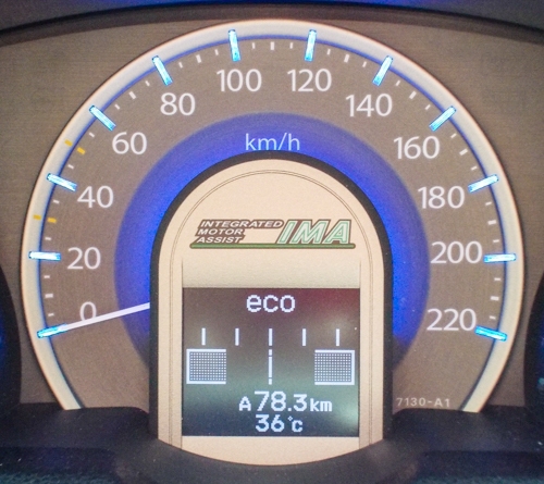 Bordcomputer zeigt eine Außentemperatur von 36 Grad. 