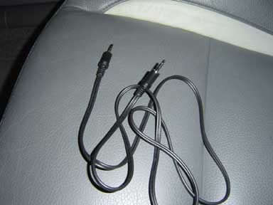 Ein einfaches Kabel mit zwei Klinkenstecker wird benötigt … 