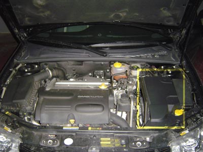 Motorraum des Saab 9-3. 