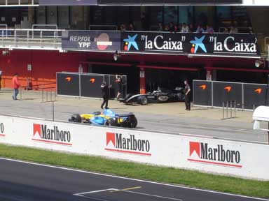 Boxengasse: Renault trifft auf Mercedes. 