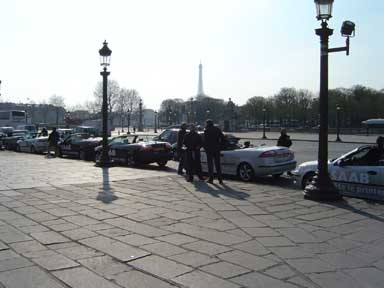 Cabrios mit Eiffelturmspitze im Hintergrund. 