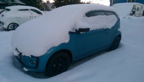 VW eco up im Schnee versteckt. 